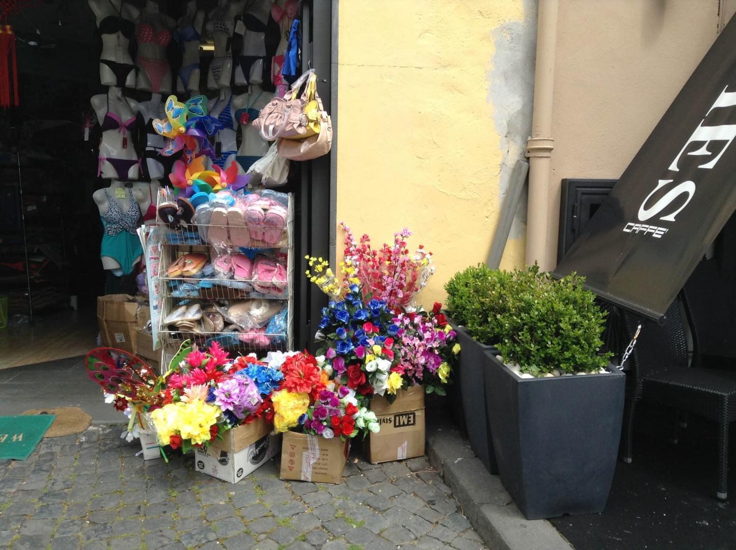 Bloemen in plastiek Huis Italië